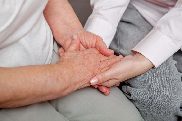 10 Tips for Caring for a Loved One With Dementia